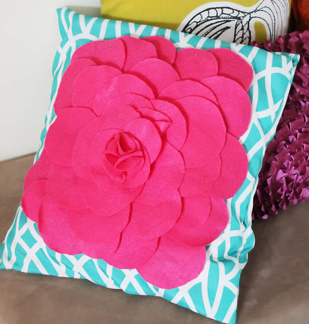 almofada de feltro flor rosa
